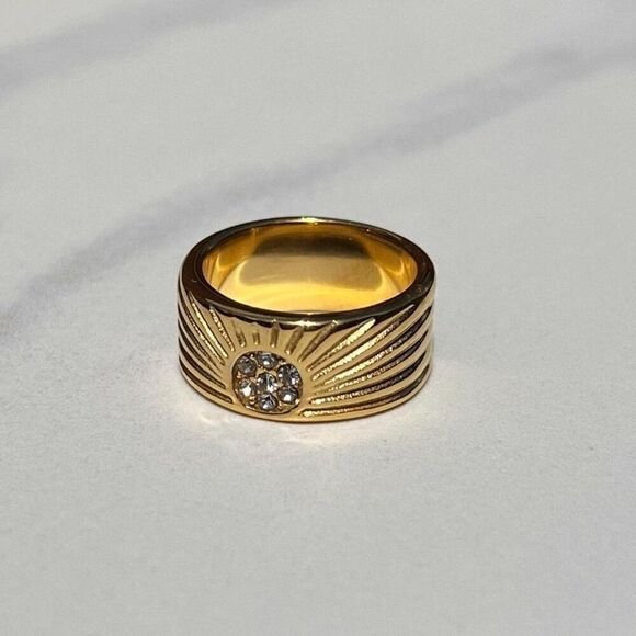 New! “Soline” Ribbed Gold Ring - Picture 5 of 5